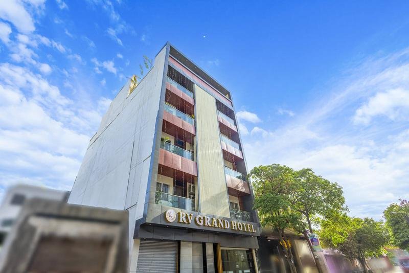 The hotel from the street